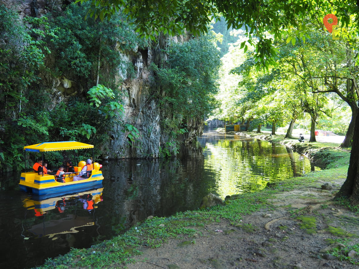 Family In A Paddle Boat At The Back Of Kek Look Tong