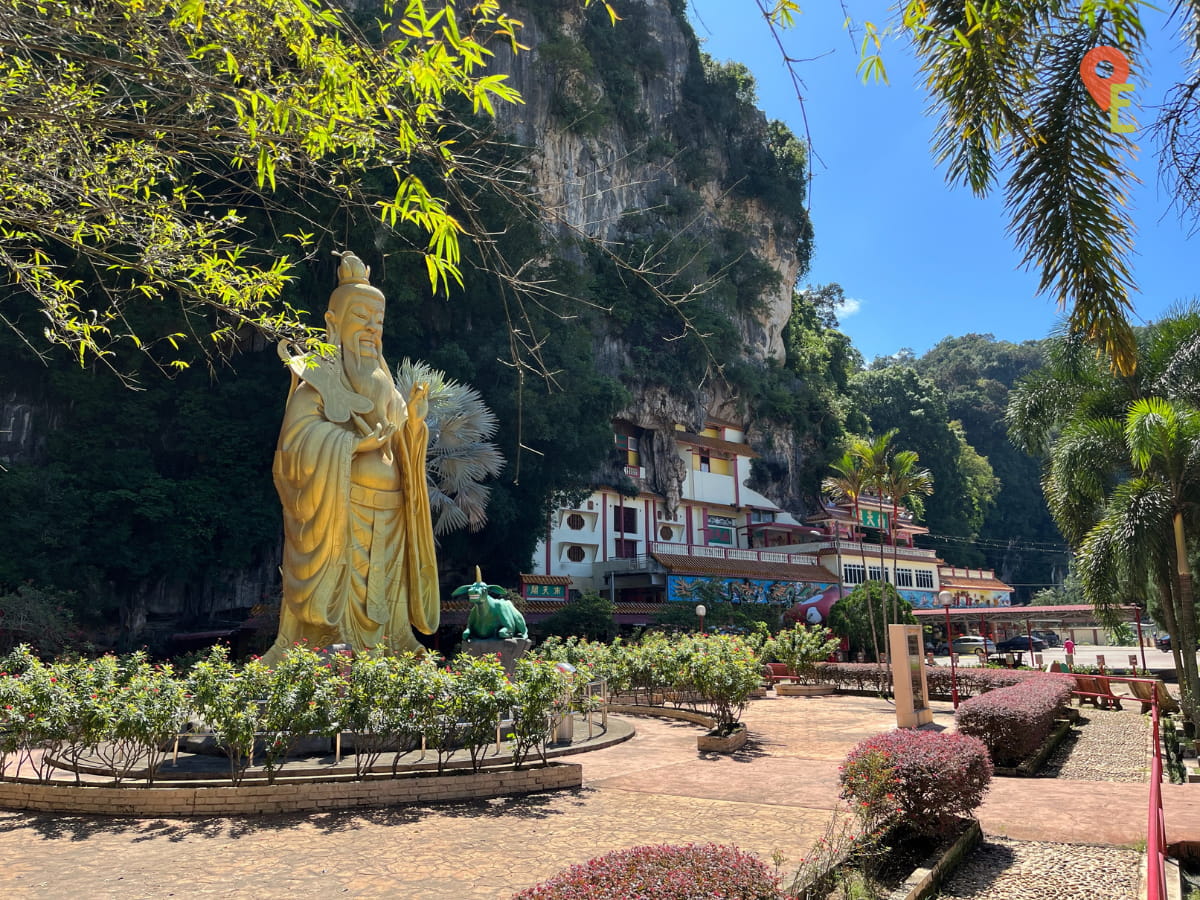 Giant Statue And Gardens Outside Nam Thean Tong Temple