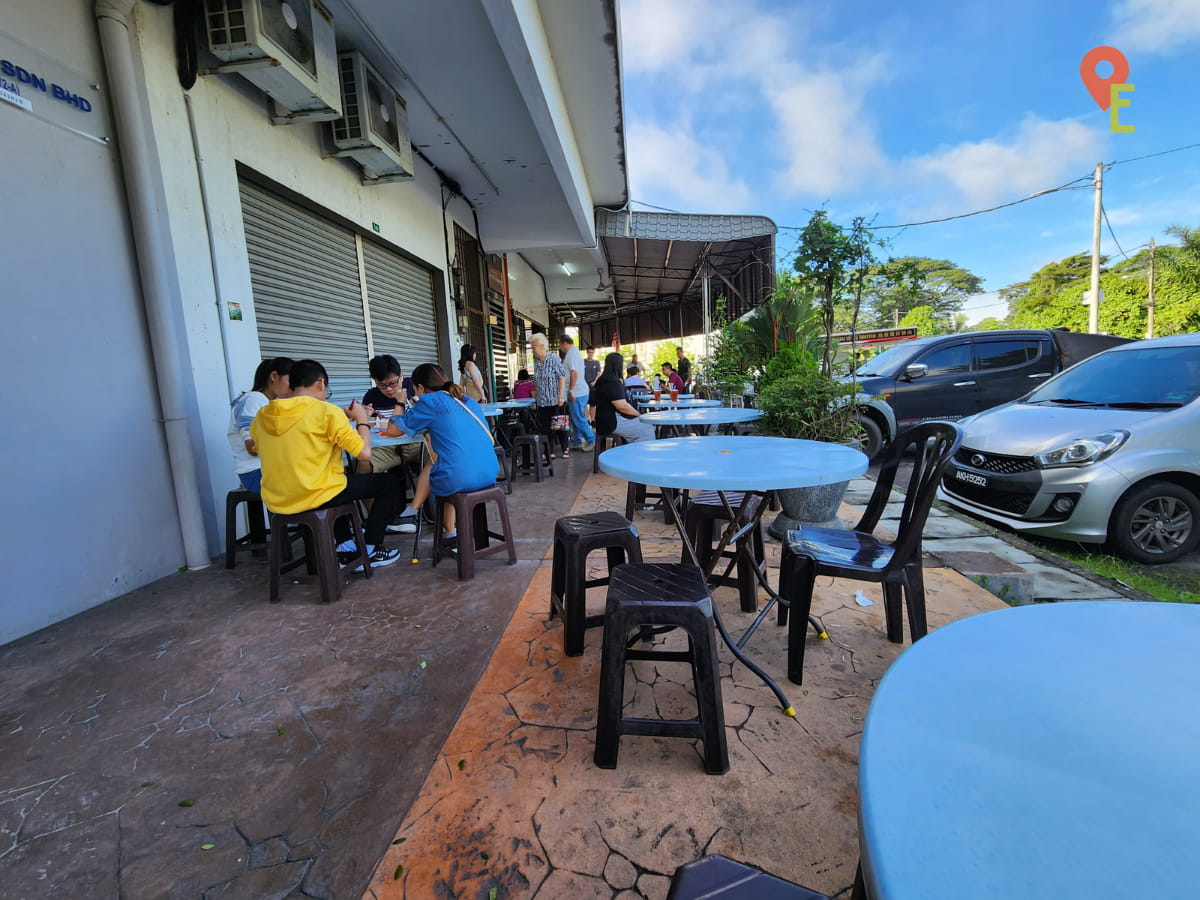 Outdoor Seating At Moon De Moon Restaurant