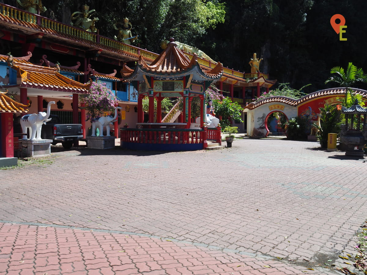 Outer Courtyard Of Ling Sen Tong Temple