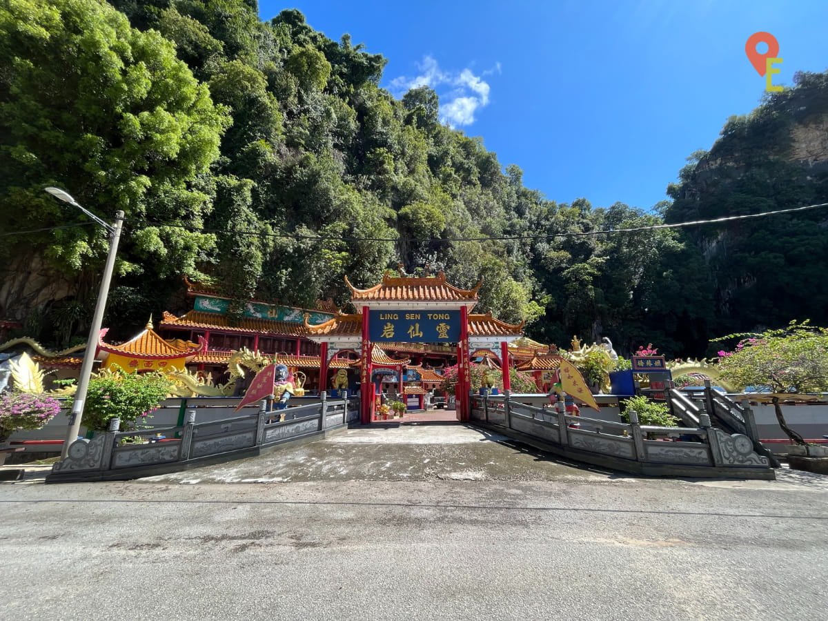 Roadside View Of Ling Sen Tong Temple