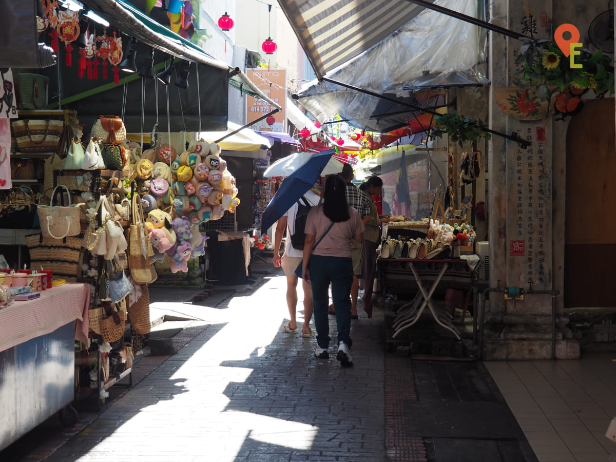 Tourists Browsing Some Shops At Concubine Lane