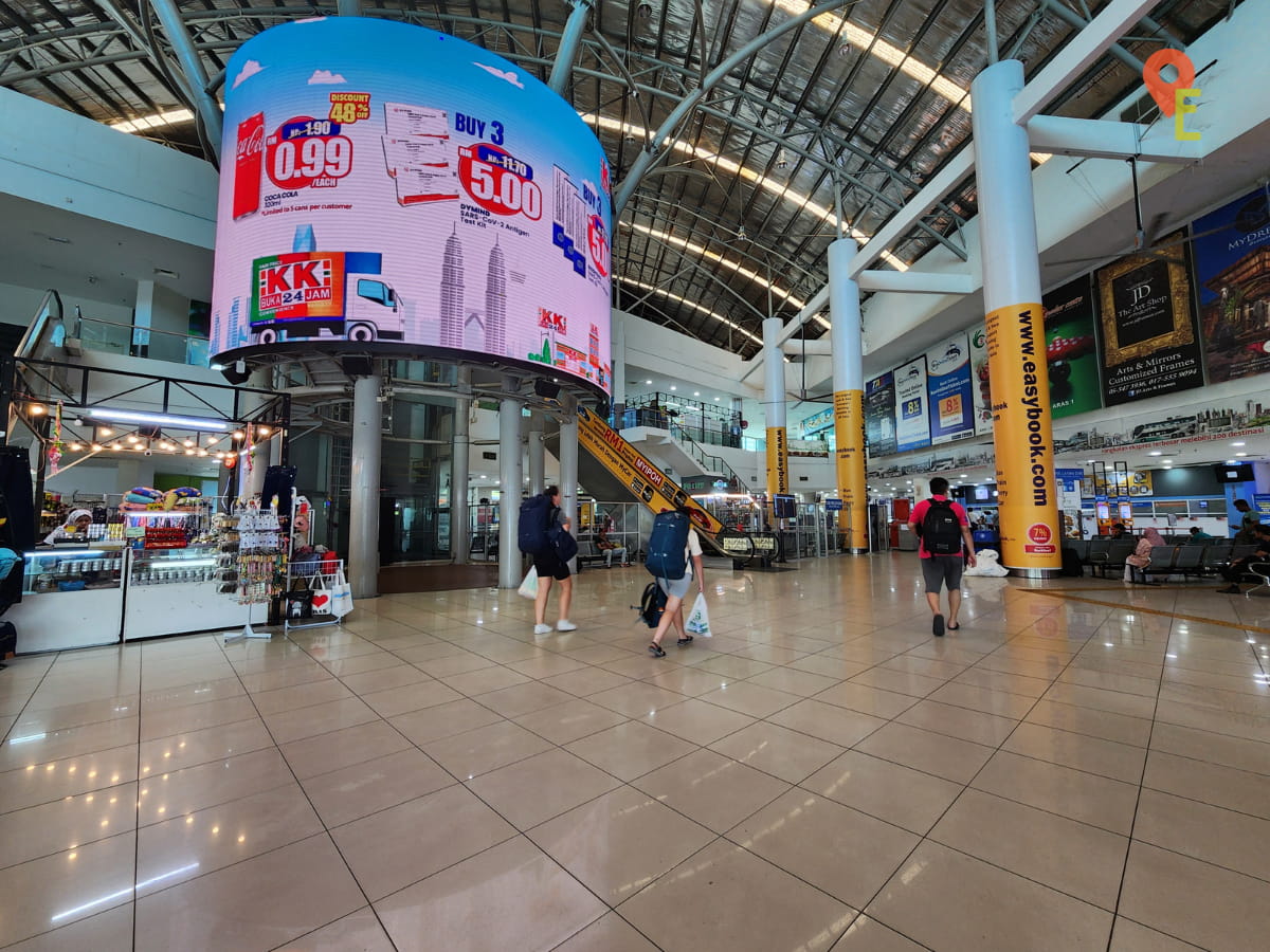 Visitors Walking Into Ipoh Amanjaya Bus Station